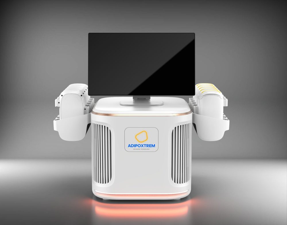 Rendu 3D de l'appareil AdipoXtrem : console blanche, écran de programmation et applicateurs rangés de chaque côté